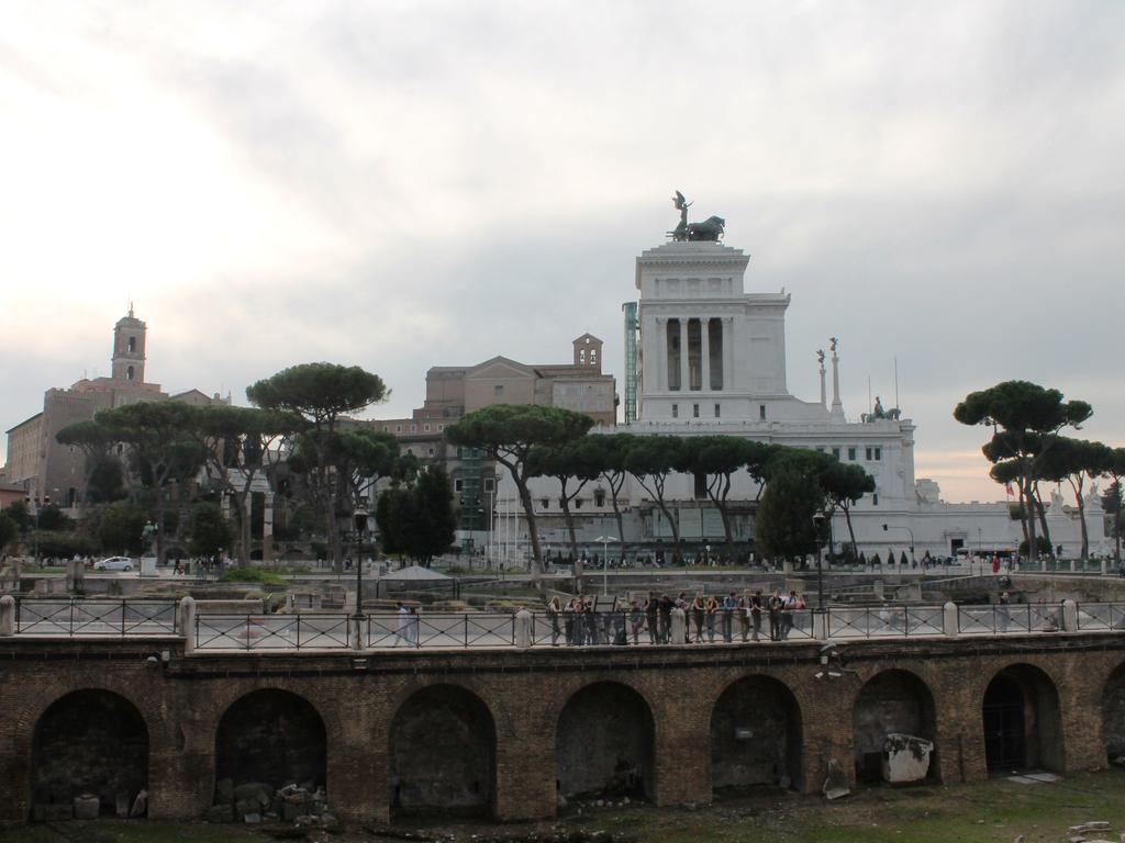 Hella Ibernesi 23 Fori Imperiali Inn, New Gestion! Rome Room photo